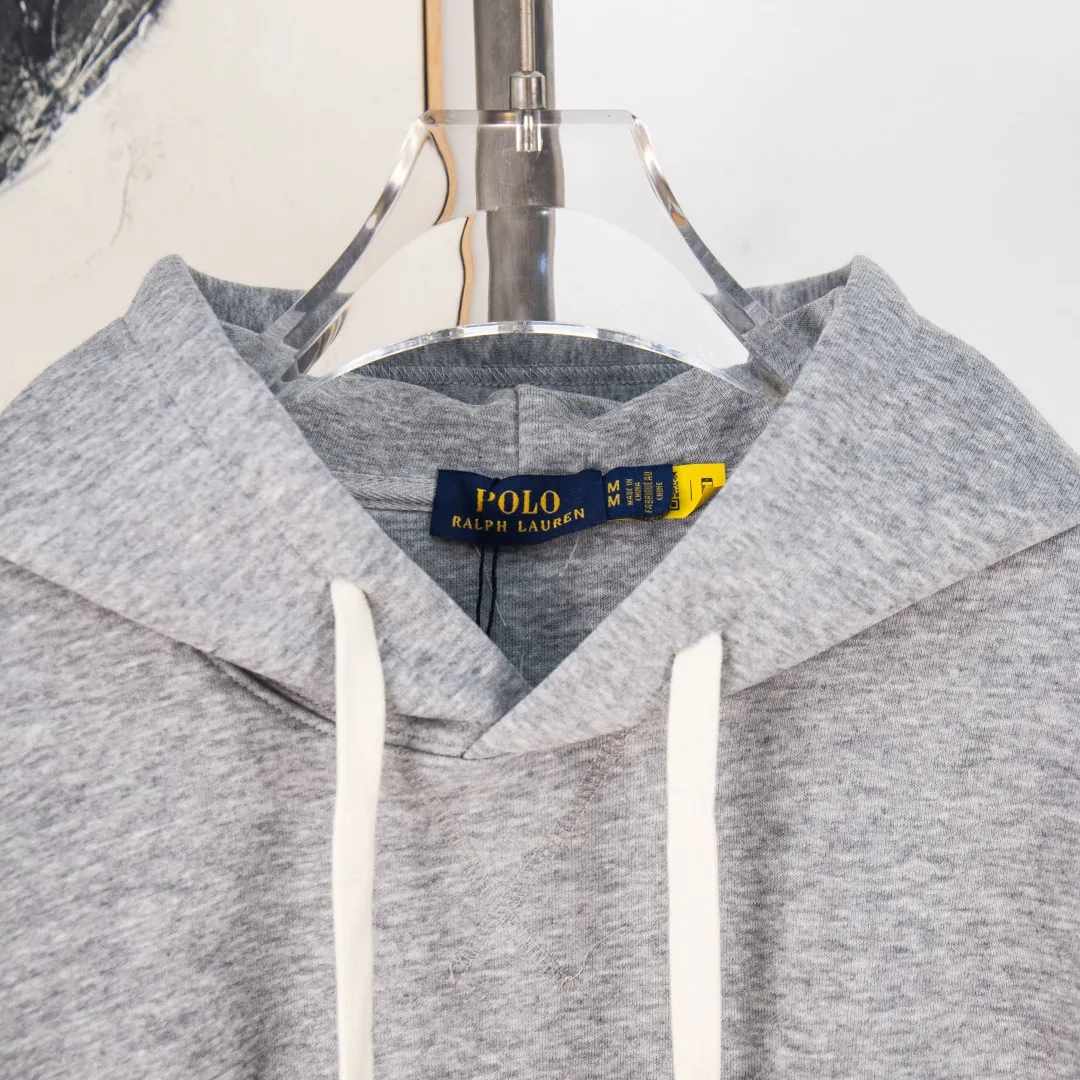 P300 zp version [Exclusive supply] Ralph Lauren/Ralph Lauren 2025SS Four Seasons classic style stacked topstitch design five-color thin hooded sweatshirt -370g double-sided cotton heavyweight fabric✅ -Original same 7.5CM widened thread processing✅ -Front collar patchwork triangle block four-needle six-thread topstitch design✅ -RL Four Seasons classic style Loose fit, easy for both men and women to control Simple Clean and versatile, exposed topstitching patchwork triangle 1.3 cm retro original color hook and loop drawstring, full of details. Color: navy blue, brown, pink, gray. Size: S M L XL. Number: WW10748.